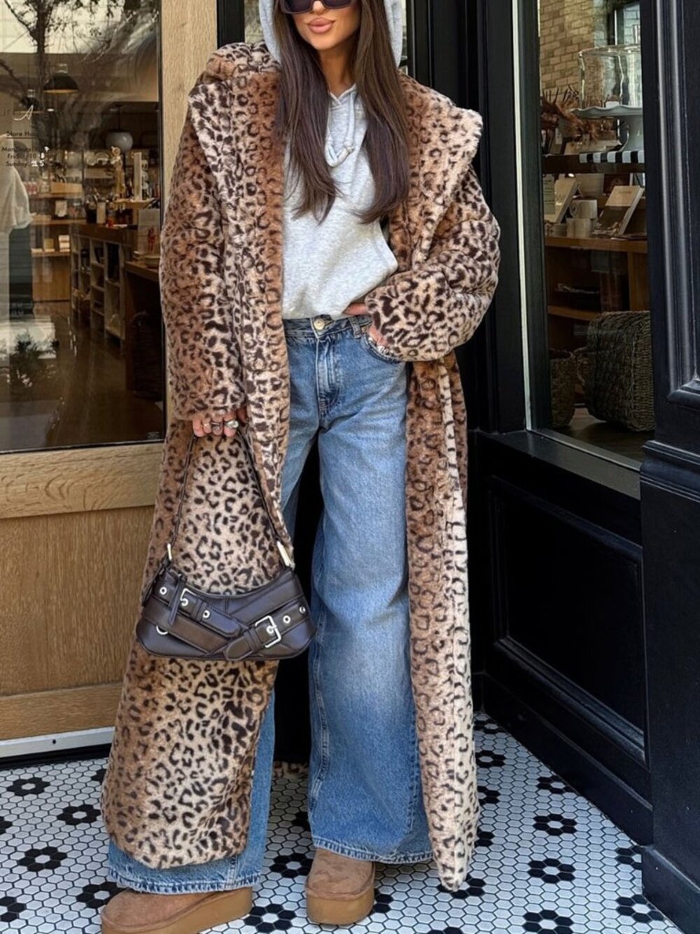 Long faux fur coat with bright leopard print - Picture 4 of 9